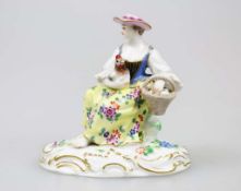 Meissen, Gärtnerfigur "Die Eierfrau", Modell Nr. 2281 um 1880, unterglasurblaue Knauf-