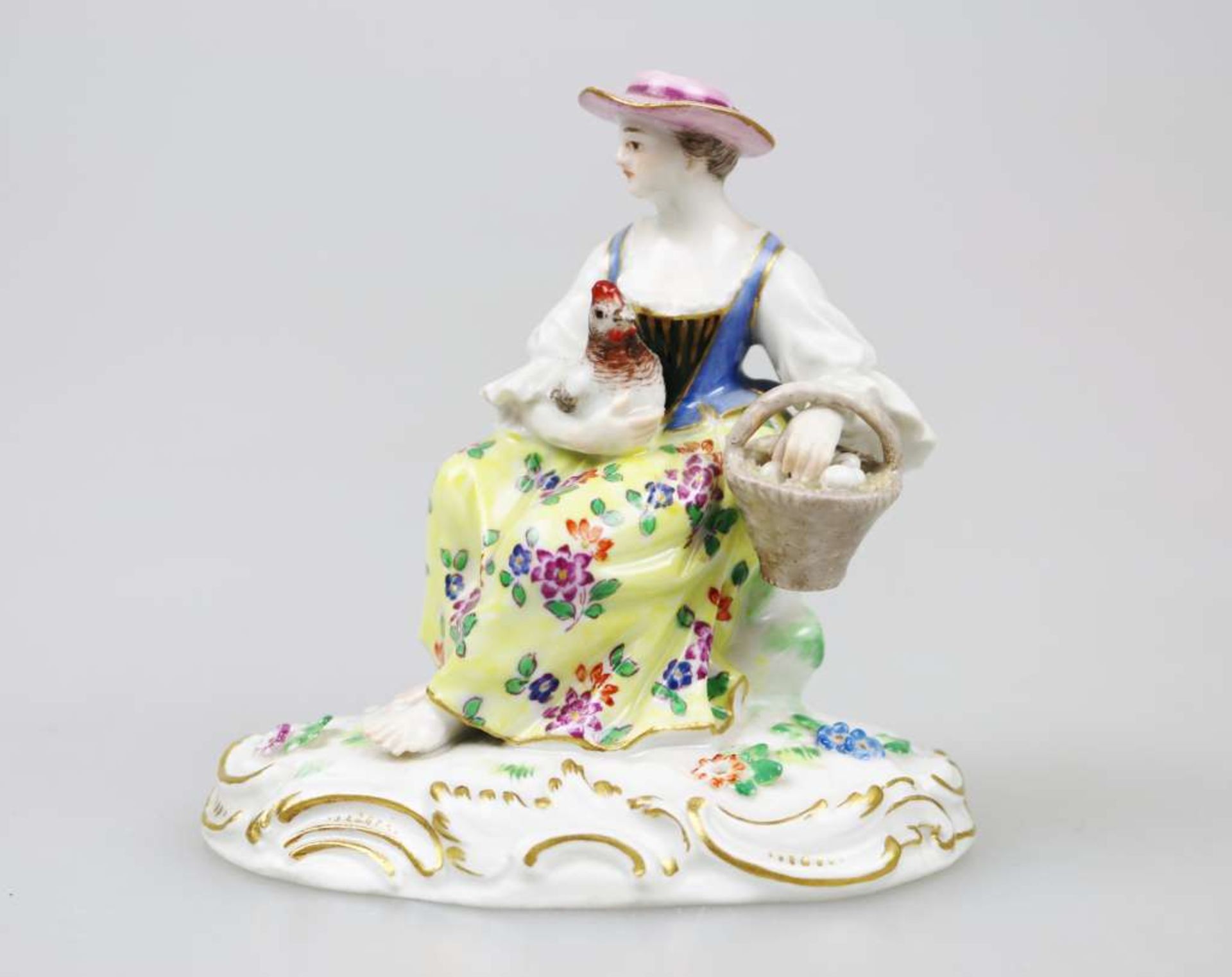 Meissen, Gärtnerfigur "Die Eierfrau", Modell Nr. 2281 um 1880, unterglasurblaue Knauf-