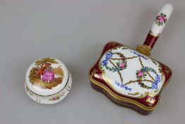 Limoges, kleine Deckeldose, polychrome Malerei und goldstaffiert, D.: 8 cm und rechteckige