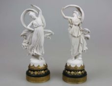Zwei Tänzerinnen im Stil der Antike, Bisquitporzellan auf Rundsockel im Empire-Stil mit