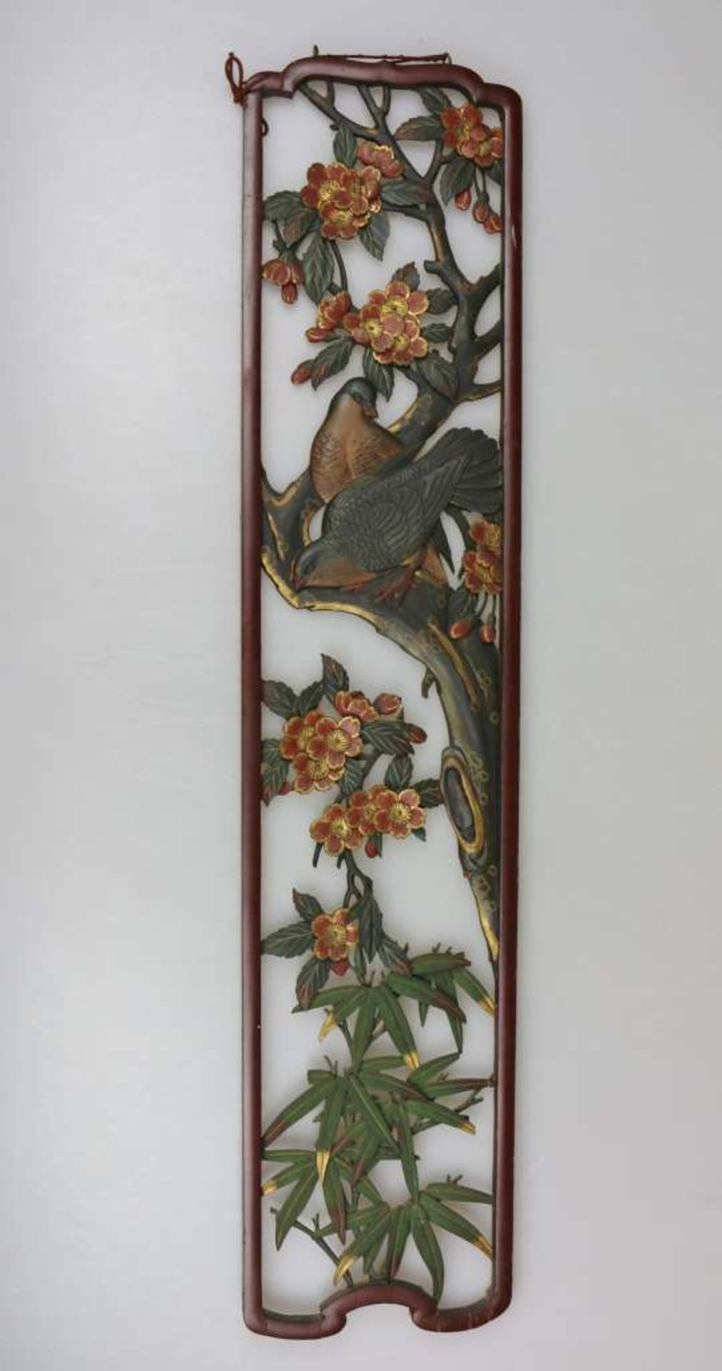 Hochrechteckiges Reliefbild, Asien, Holz, gefasst, Kirschblüten und Vogeldekor. H. 97 cm. Alters-