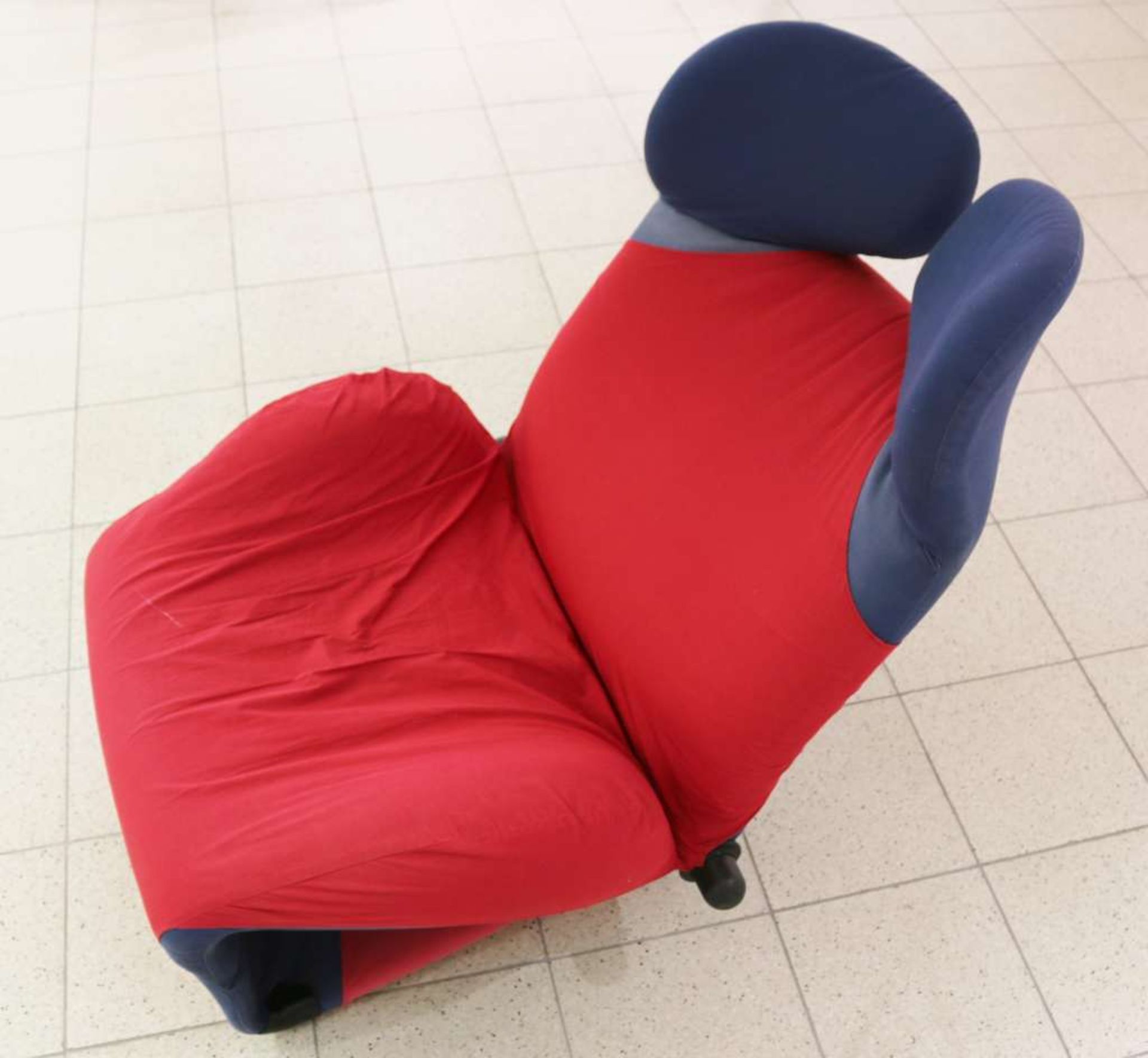 Cassina, Sessel Modell "Wink", Design: Toshiyuki KITA (1942). Bezug rot/graublau, Stahlgestell, - Bild 2 aus 3