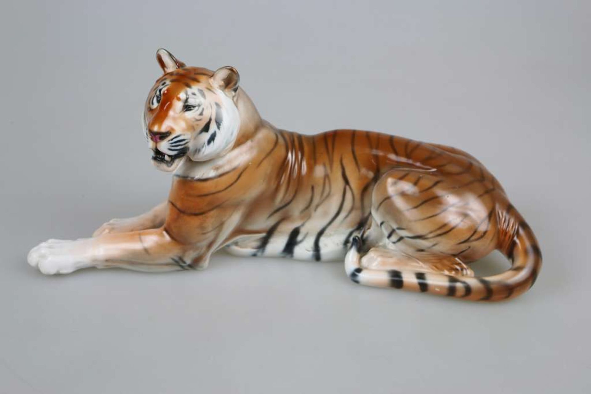 Rosenthal Porzellan um 1930, großer liegender Tiger, Modellnummer 284, Entwurf: Theodor Kärner,