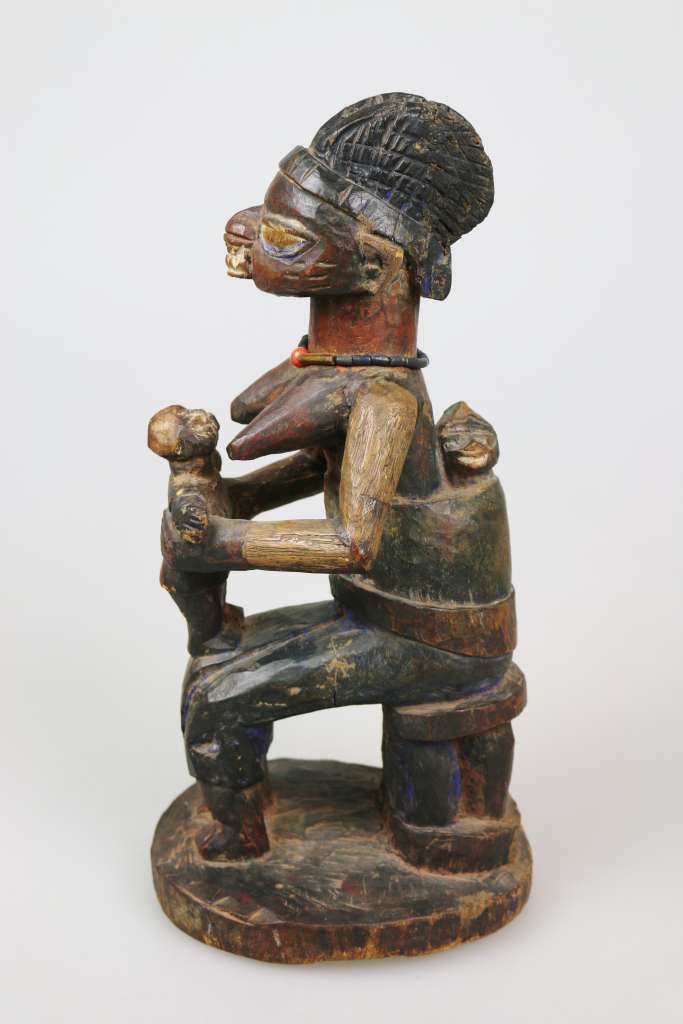 Weibliche sitzende Fetischfigur auf Schemel, stehendes Kleinkind auf Schoß und Säugling im Tragetuch - Image 3 of 3