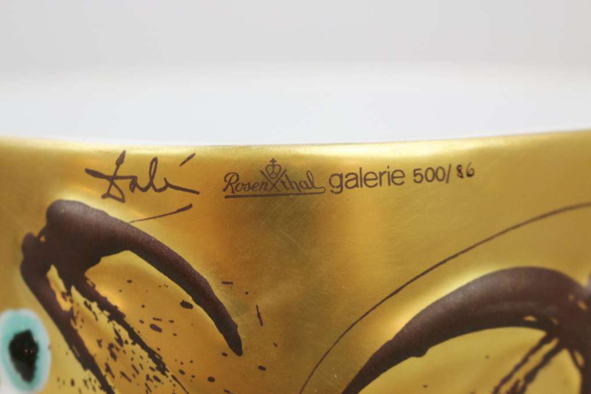 Rosenthal, Schale "Suomi", Dekor Salvador DALI (1904-1989), goldgrundig mit Braun, farbige - Bild 4 aus 5