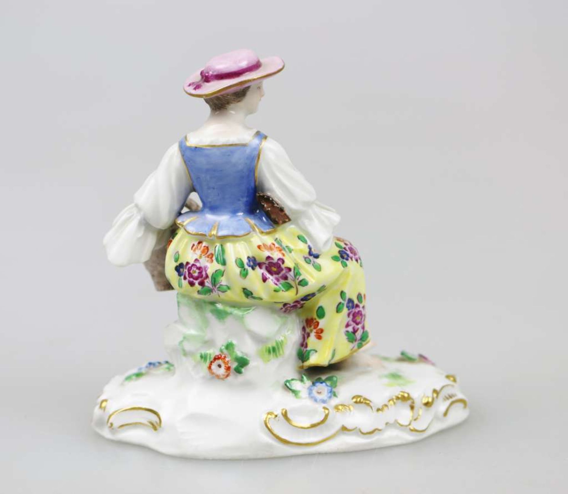 Meissen, Gärtnerfigur "Die Eierfrau", Modell Nr. 2281 um 1880, unterglasurblaue Knauf- - Bild 2 aus 4