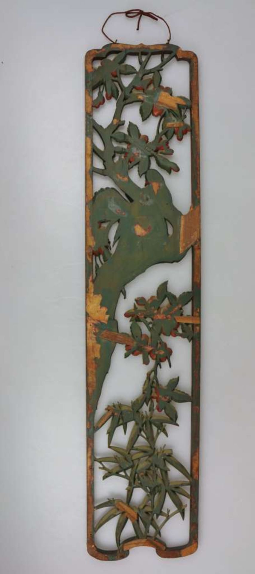 Hochrechteckiges Reliefbild, Asien, Holz, gefasst, Kirschblüten und Vogeldekor. H. 97 cm. Alters- - Image 3 of 3