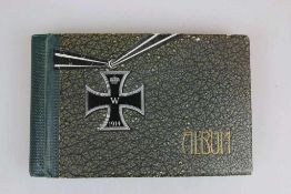 Leeres Fotoalbum aus der Zeit des ersten Weltkrieges mit aufgedrucktem Eisernen Kreuz 1914 am