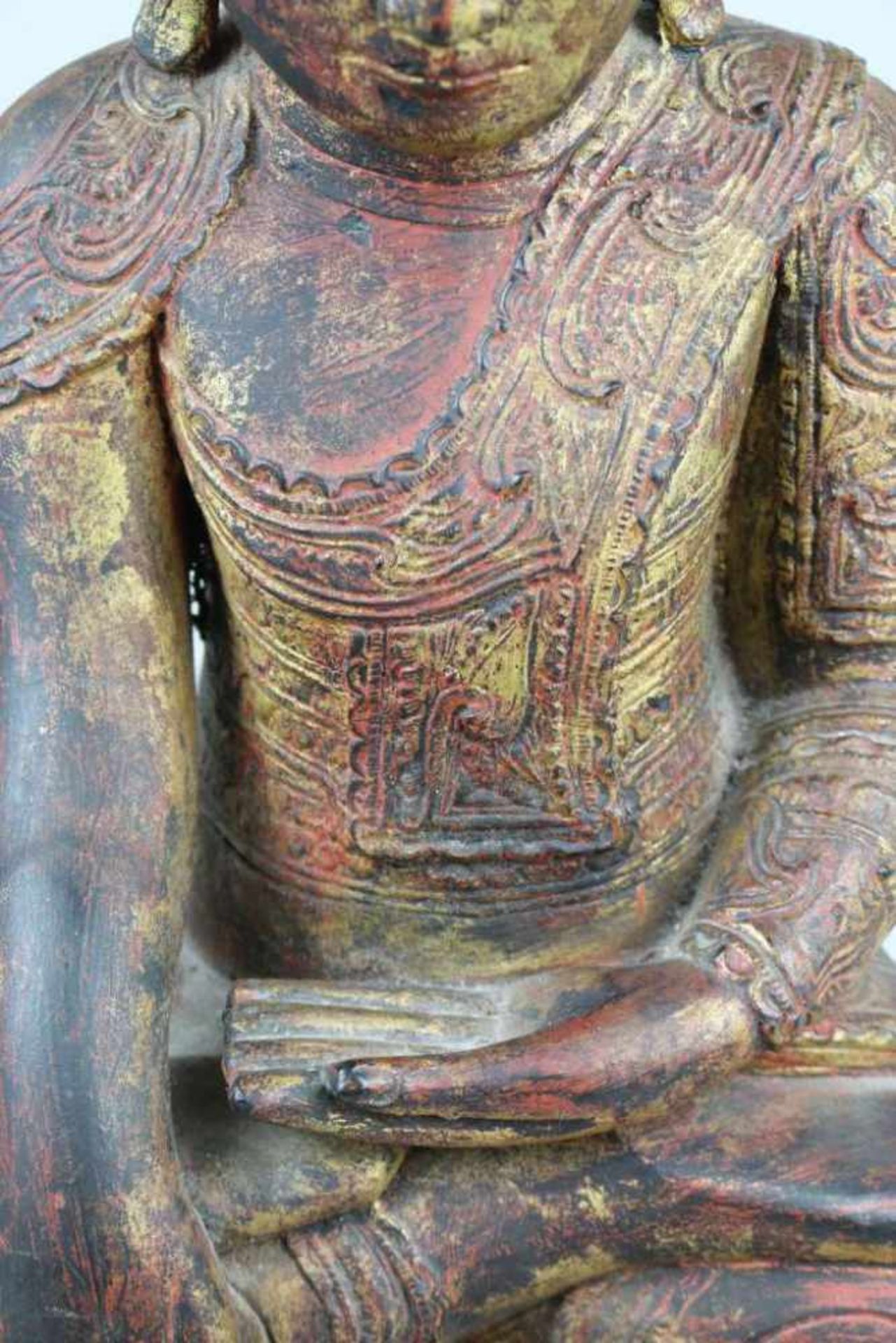 Buddha Amitayus im Lotussitz, Mandalay Region Burma 19. Jh., Holz mit Resten der rot-goldenen - Image 6 of 7