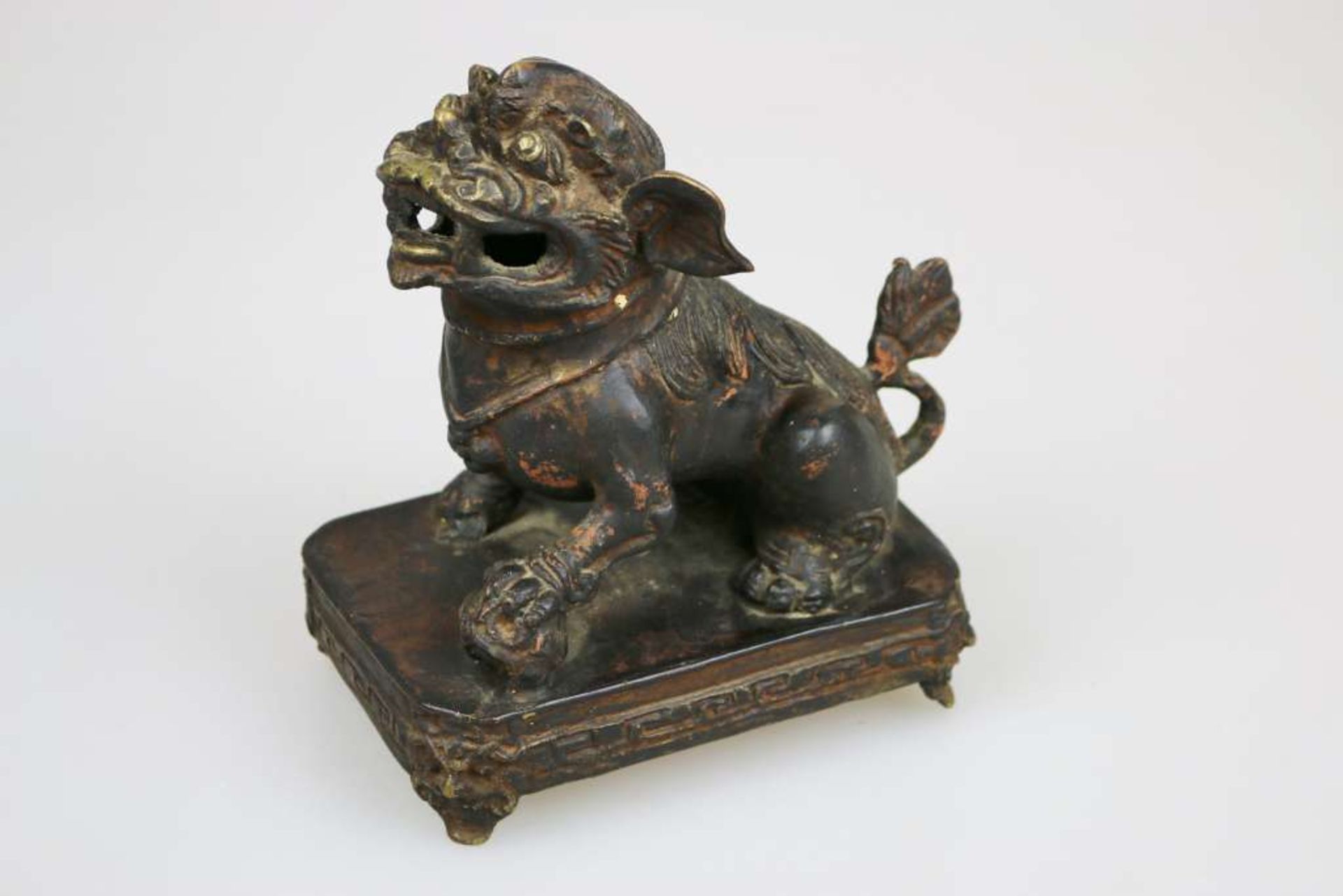 Fo Hund auf vierbeinigem Sockel, China/Tibet, 19./20. Jh., Metall, H. 19 cm, ALters- und