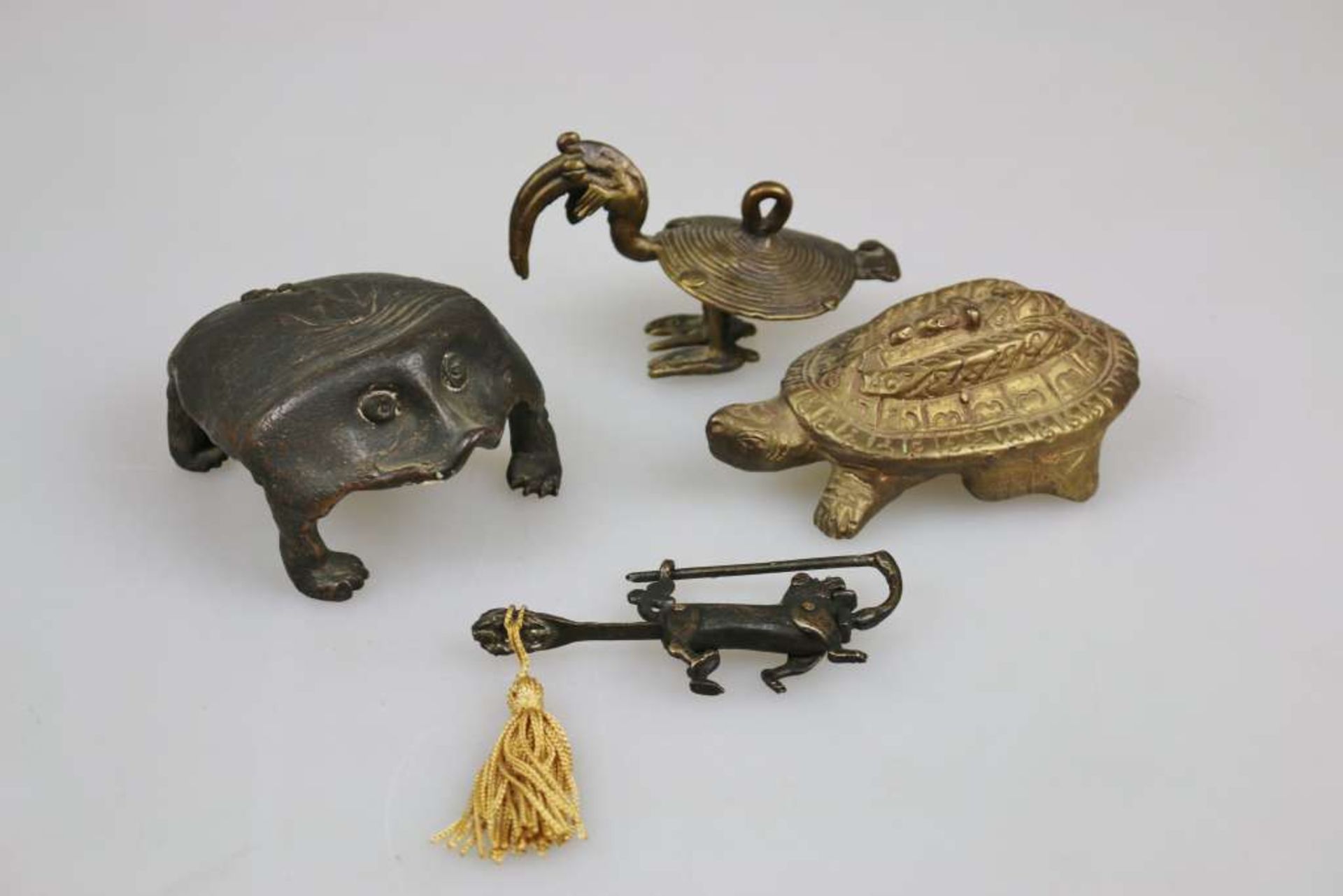 Vier Tierfiguren: laufender Hund als Schloss, Schildkröte, Reiher, Urtier (mytholog.), Asien,