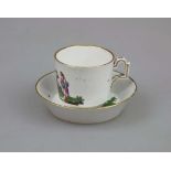 Höchst, Tasse mit Untertasse um 1775, zylindrische Form mit Henkel à la grecque, Untertasse mit