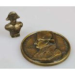 Zwei Teile Napoleon: Bronzemedaille zum 200. Geburtstag und Miniaturbüste aus Metallguss, D.