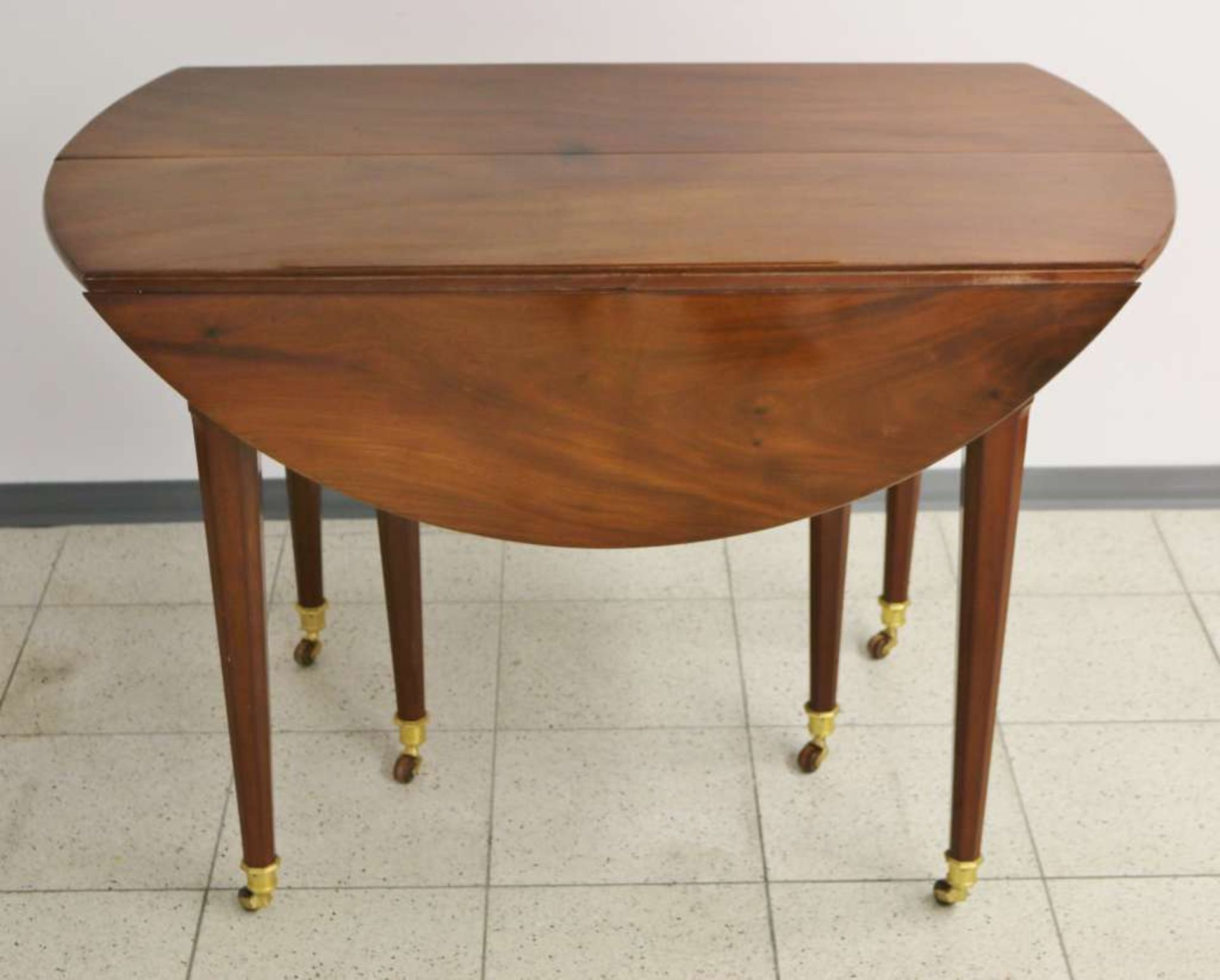 Drop-Leaf Dining Table, Acajou Mahagony, Ende 18. Jh./ Directoire, rundes Tischblatt auf sechs - Bild 2 aus 5