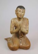 Kniender Buddha, Holz, Südostasien, wohl 19./ 20. Jh., polychrom gefasst, teils Blütendekor aus