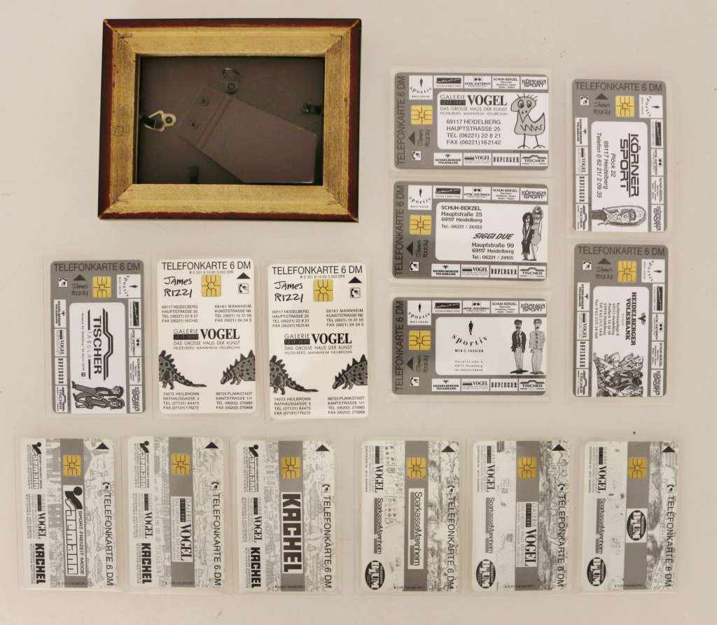 James RIZZI (1950-2011), Konvolut von 15 bedruckten Telefonkarten aus vers. Serien im Etui, u.a. - Image 2 of 2