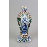Europäische Keramik, Deckelvase, Chinoiserie, 19./20. Jh., Deckel fehlt, florales Dekor mit