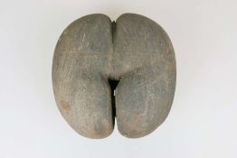 Coco de Mer, Seychellen-Palmfrucht, 20. Jh., naturbelassene Form, Maße: ca. 28,5 x 26 x 16 cm,