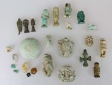 Konvolut ägyptische Fayencen, 13 Figuren (vorwiegend Ushabtis) sowie kleinteilige, einzelen