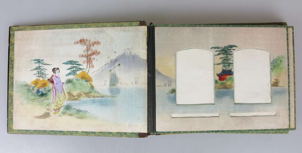 Fotoalbum, wohl China um 1900, rötlich lackierter Holzeinband mit Gold- und Silberstaffage, - Image 2 of 5