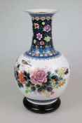 Bodenvase, China, 20. Jh., bauchiger Korpus mit langem Hals und breiter Lippe, weißgrundig,