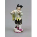 Höchst, Porzellanfigur "Flötenspieler" um 1760, Flöte spielender Knabe mit Umhang und Kappe, auf