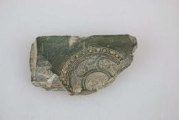 Schwarzes Steinfragment, Schiefer, vermutlich römische Epoche, ursprünglich an allen Flächen