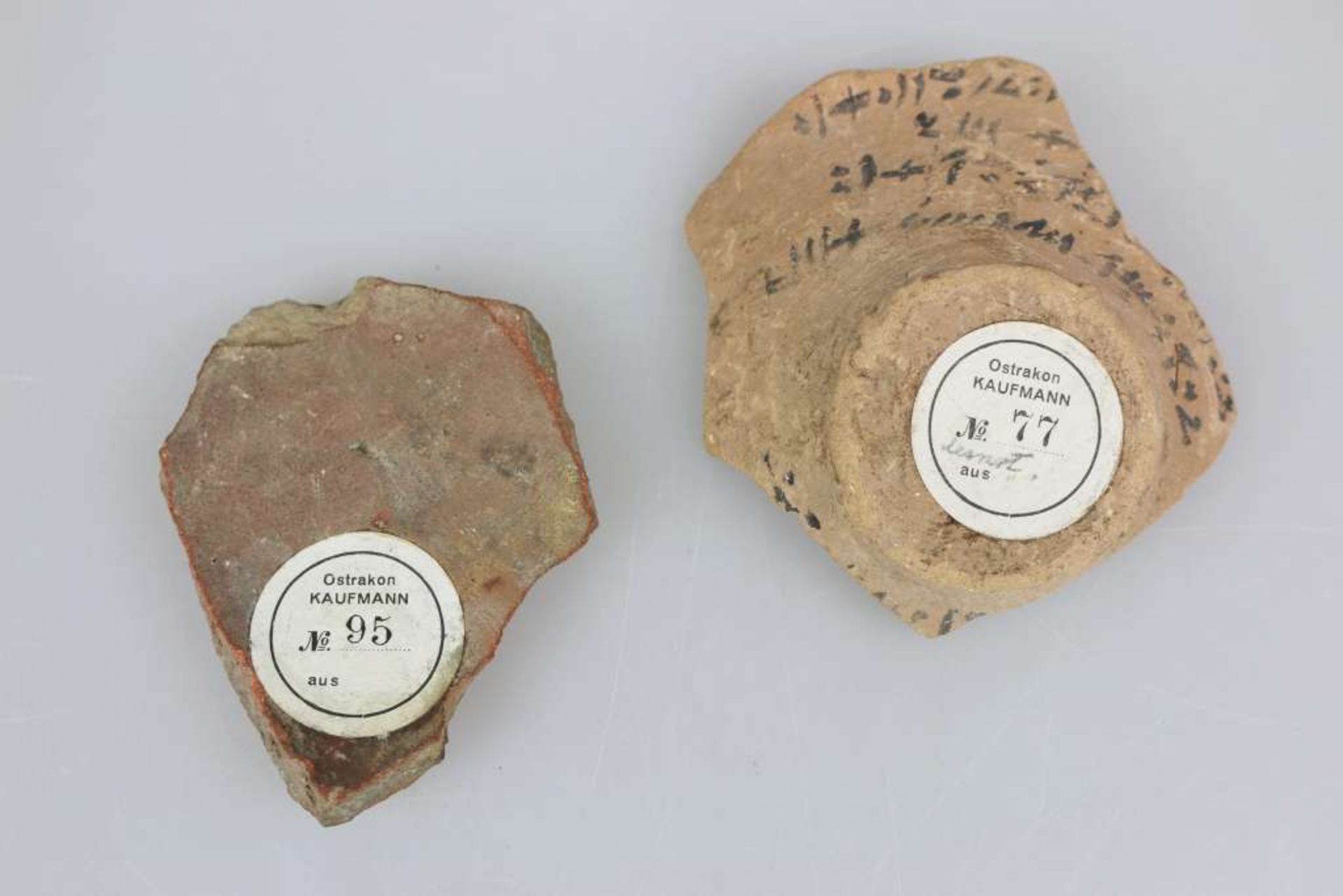 Ostraka, 2 Stück, ein Stück wohl Bodenscherbe eines Gefäßes, um 1905/07 von C.M. Kaufmann in Abu - Bild 2 aus 2