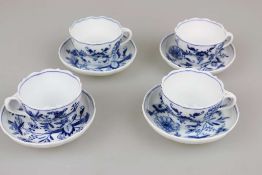 Konvolut Meissen, acht Teile Zwiebeldekor: vier Tassen mit Untertassen, 2fach gestrichen.