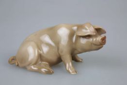 Bing & Gröndahl, sitzendes Schwein, 20. Jh., Entwurf Dahl Jensen, polychrom gefasst, am Boden