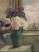 M. Stöcker (XX), Blumenstillleben, Asternstrauß mit Stadtansicht im Hintergrund, Öl auf Leinwand,