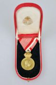 Österreich Ungarn, goldene Militär-Verdienstmedaille ("Signum Laudis") am Dreiecksband der