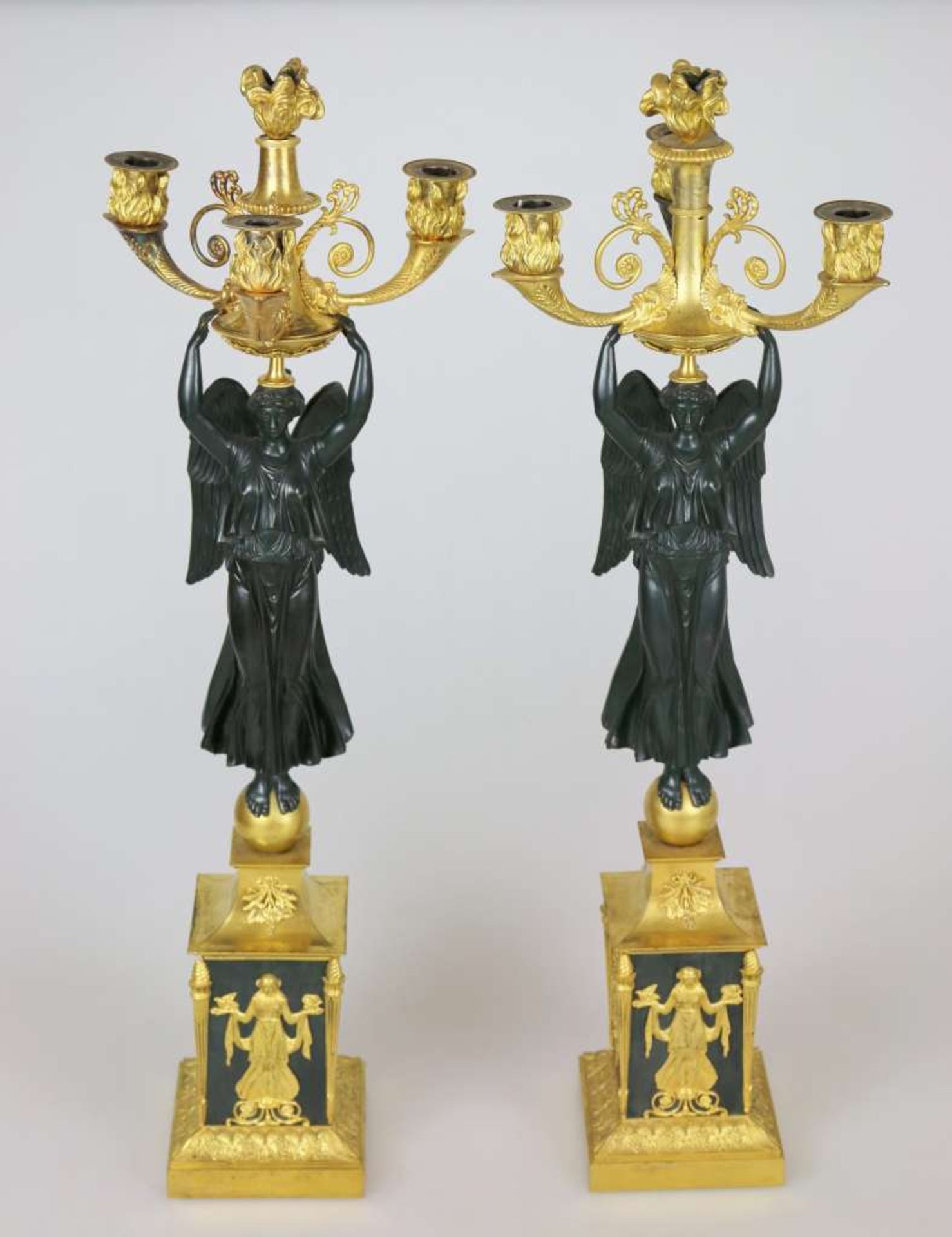 Paar Girandolen "AUX VICTOIRES", Empire, P.P. THOMIRE zuzuschreiben, Paris um 1810/15. Bronze