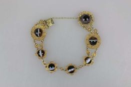 Armband, filigrane Goldschmiedearbeit mit sieben Halbedelsteinen, halbkugelförmig, gefasst in