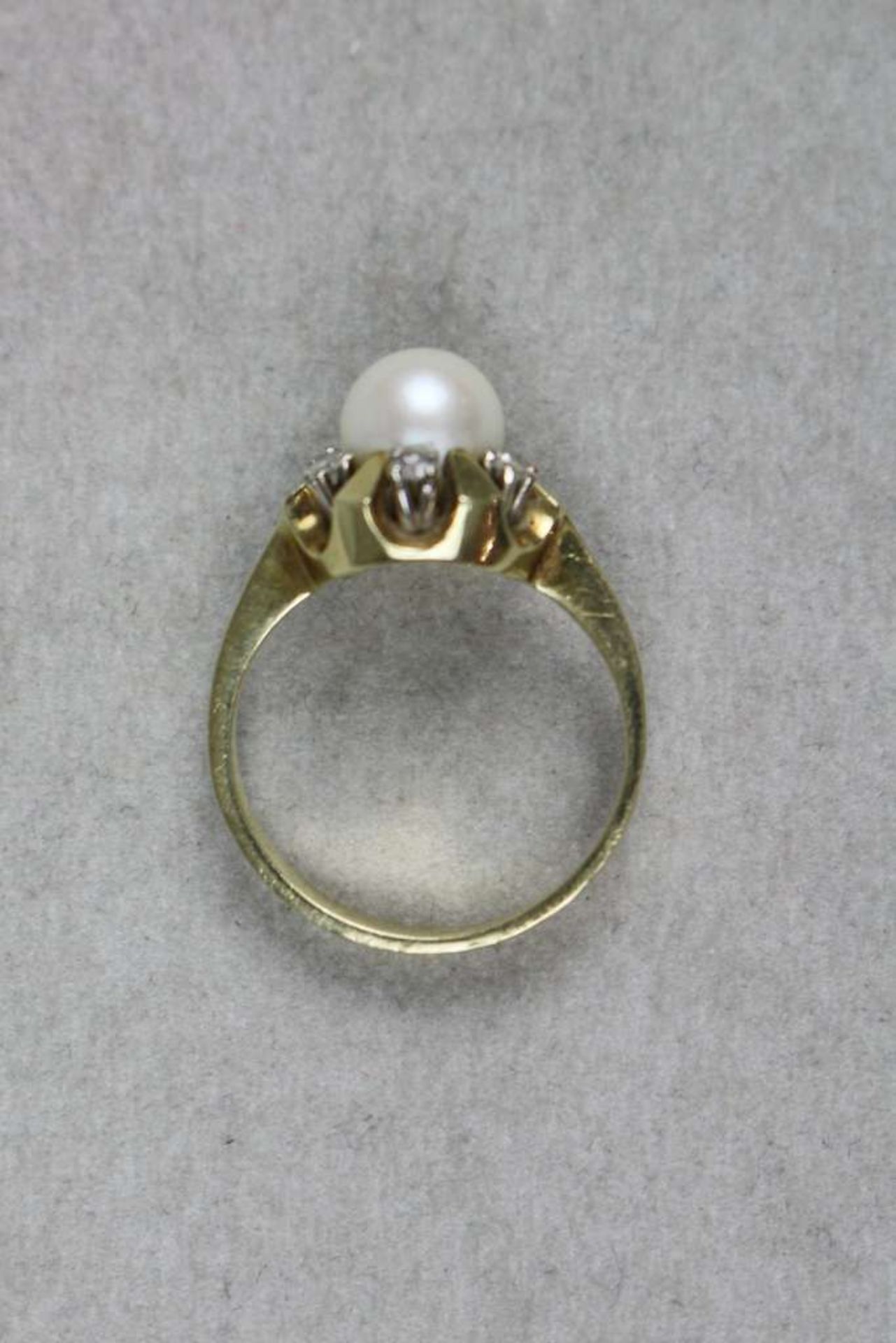 Damenring mit aufgesetzter Perle, 585er Gelbgold, Perle umrundet von 6 Kleinstbrillanten, EU-RM: 54, - Bild 3 aus 3
