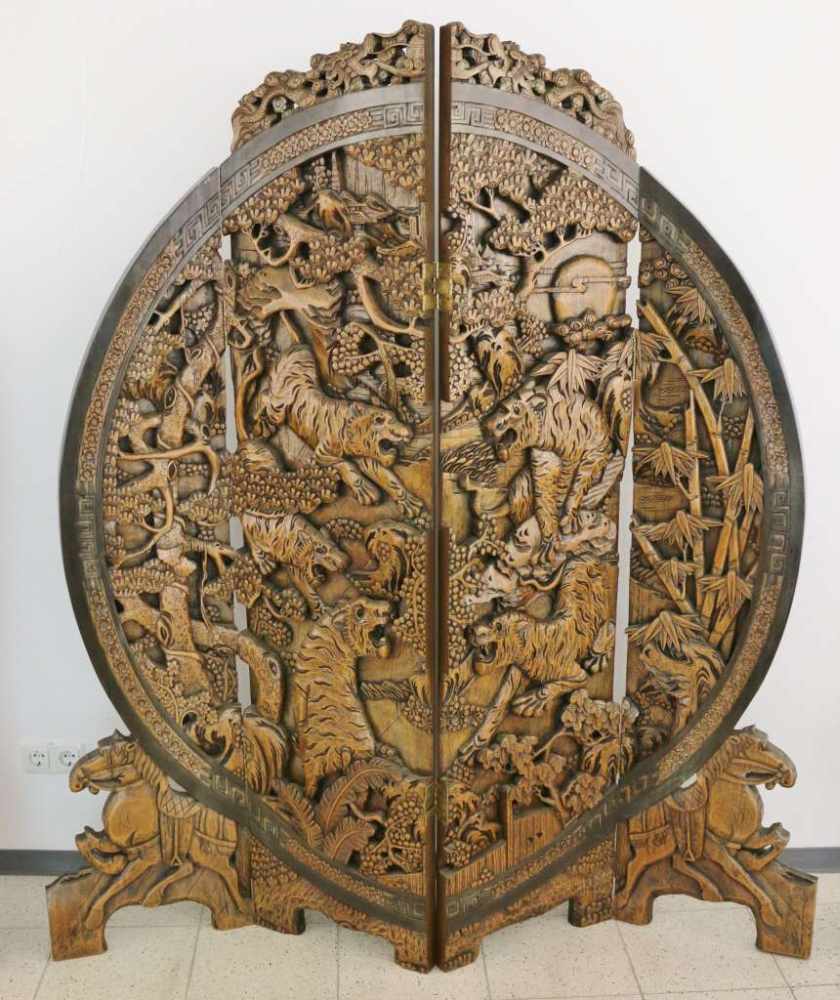 Vierteiliger Stellschirm (Paravent) aus Holz, Asien, monumentales Rundschild auf quergelagertem