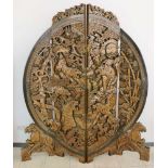 Vierteiliger Stellschirm (Paravent) aus Holz, Asien, monumentales Rundschild auf quergelagertem