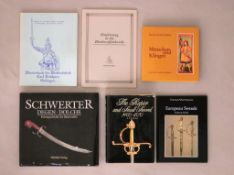 Konvolut Waffen, sechs Bücher/ Hefte: W. M. Riegel (Übersetzer), Schwerter, Degen, Dolche.