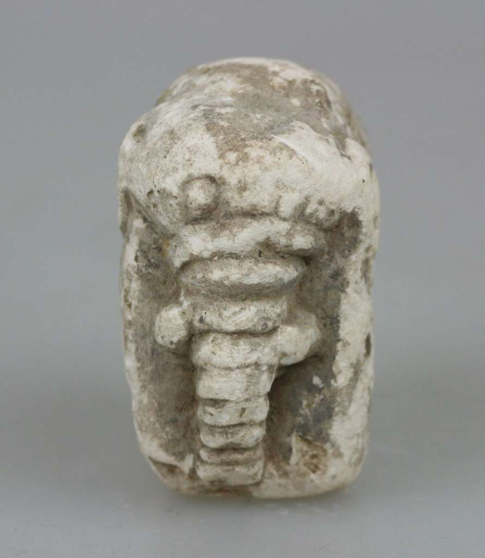 Elefantenfigur aus Kalkstein, wohl Mesopotamien, Uruk-Zeit, 3000 - 4000 v. Chr. oder früher, relativ - Bild 2 aus 3