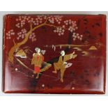 Fotoalbum, wohl China um 1900, rötlich lackierter Holzeinband mit Gold- und Silberstaffage,