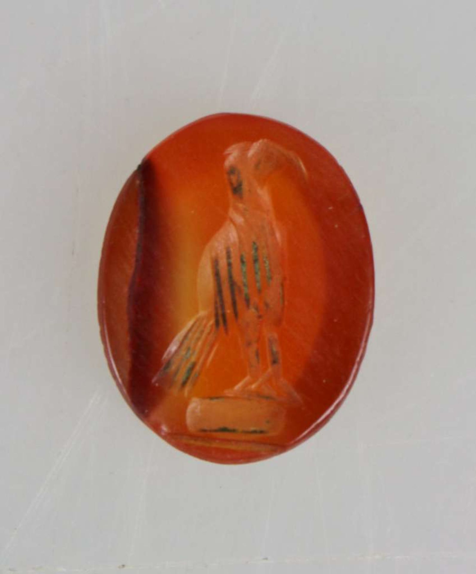 Intaglio, aufrechte Vogeldarstellung, evtl. Adler, auf orangem Karneol, wohl römisch, 1.- 2. Jh.