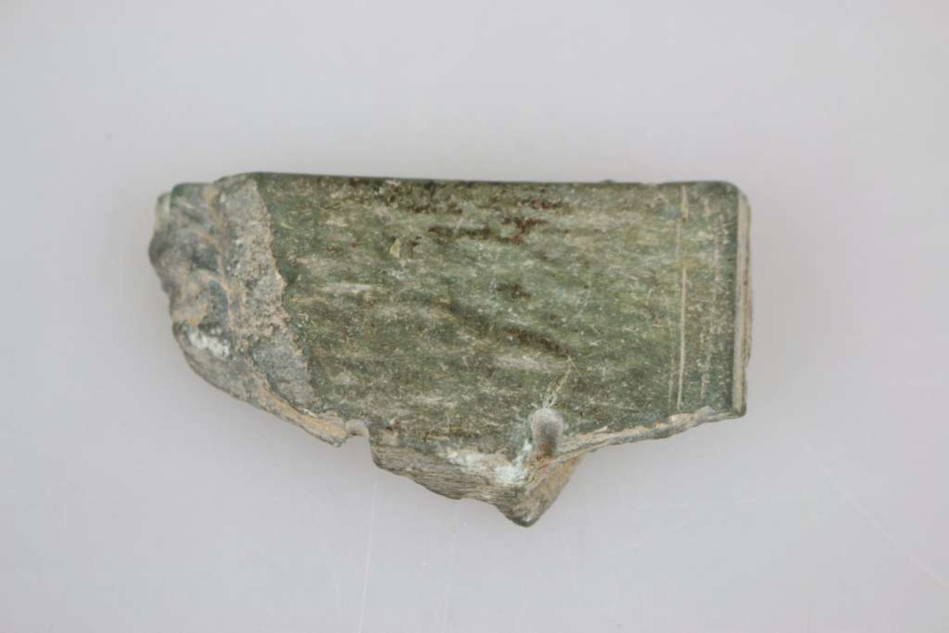 Schwarzes Steinfragment, Schiefer, vermutlich römische Epoche, ursprünglich an allen Flächen - Bild 2 aus 2