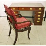 Schreibtisch mit Armlehnenstuhl, Stilmöbel, England 20. Jh., Mahagoni furniert, massiver Korpus,