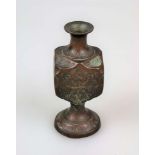 Vase, Asien, 19./20. Jh., vierkantiger Korpus auf trichterförmigem Rundfuß, eingezogener,