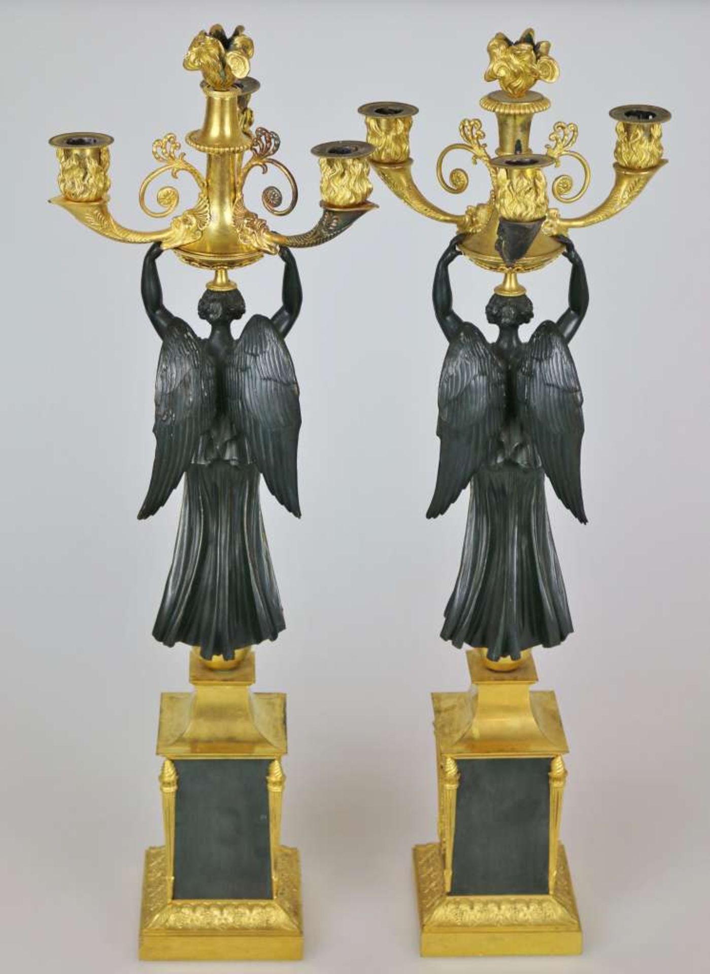 Paar Girandolen "AUX VICTOIRES", Empire, P.P. THOMIRE zuzuschreiben, Paris um 1810/15. Bronze - Bild 2 aus 14