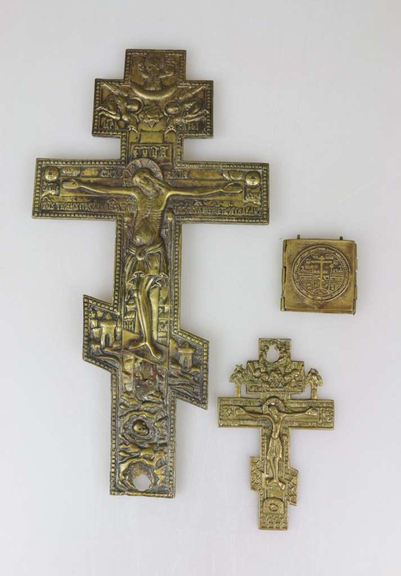 Zwei Staurothek-Kreuze, Russland, 19./20. Jh.: H 37,5 und 15,5 cm dazu eine Reiseikone, russisch,
