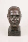 Bronzebildnis, verso sign. Beyer, Kopf eines Herren auf Marmorsockelung. H. ca. 27 cm.