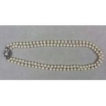 Perlenkette, zweisträngig, ehemals dreisträngig, geknotet, D: ca. 6,7 mm, L: ca. 48 cm. Edler,