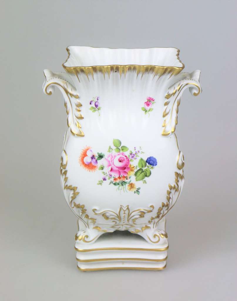 HEREND Vase, wohl Dekor "Petit Bouquet de Rose", 20. Jh., Henkelvase auf Volutenstand und mehrfach