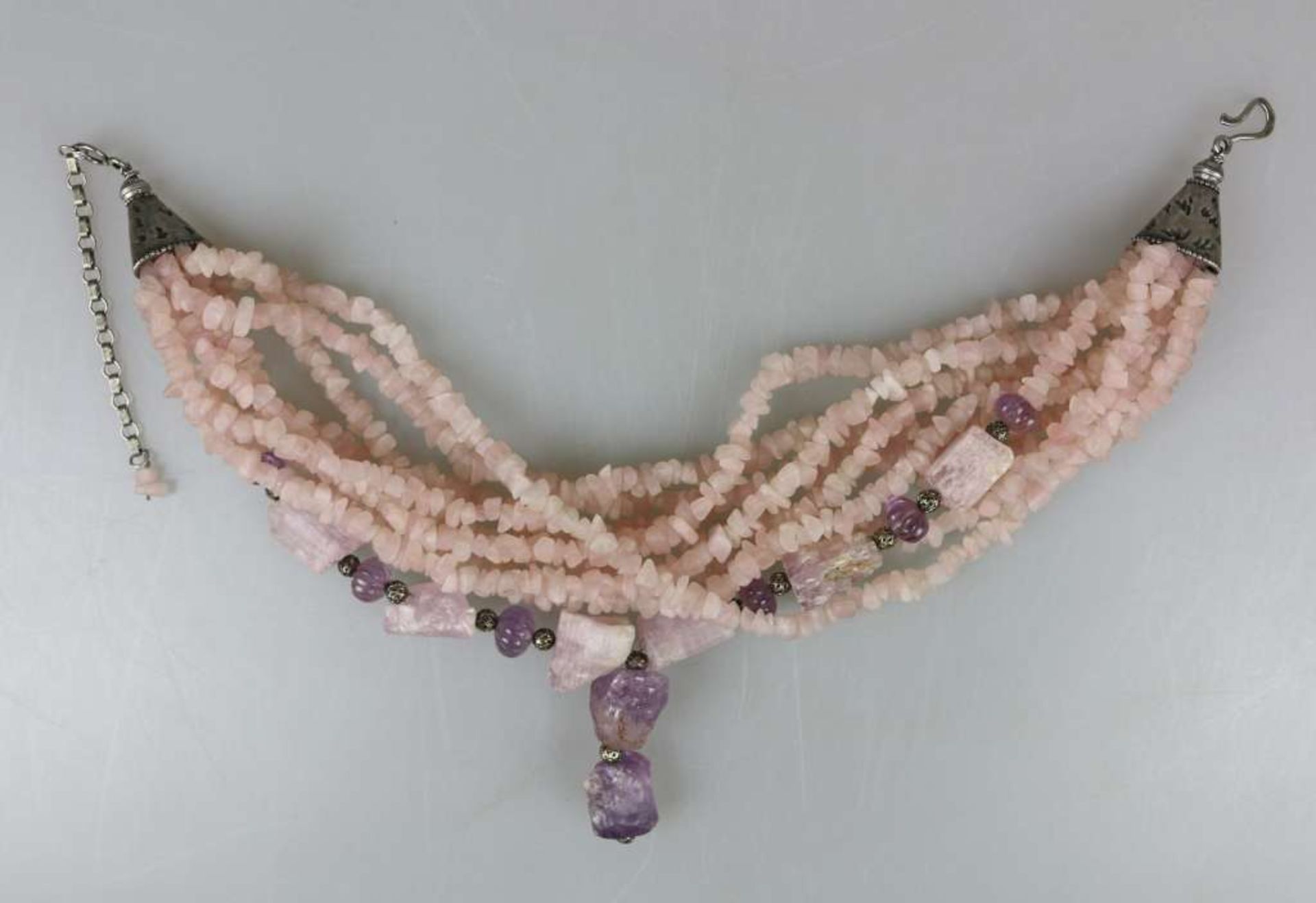 Schwere mehrstrangige Halskette aus Rosenquarz mit Amethyst, Unikat, mit Metall- und violetten